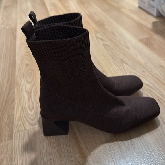 Elegant Brown Women's Ankle Boots - Picture 4 of 5